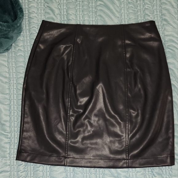 Express Faux Leather Mini Wrap Skirt Size 8 NWOT - Picture 4 of 7